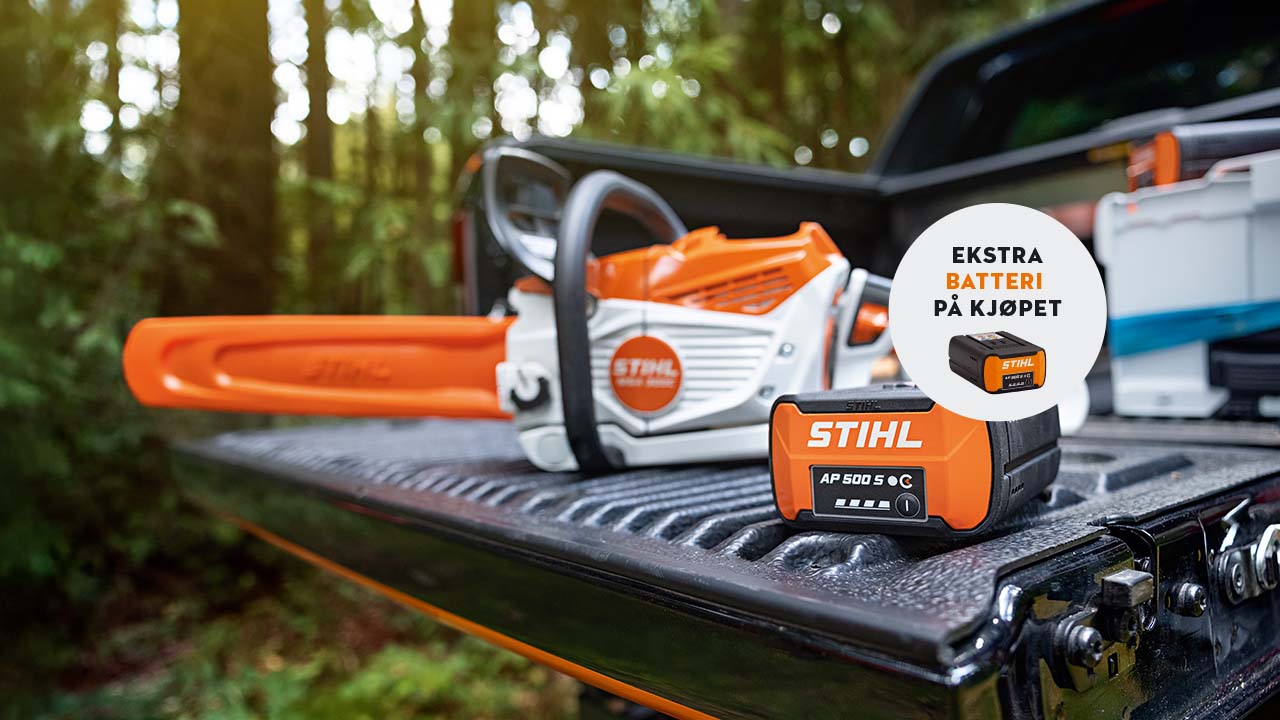 STIHL AP 500 S-batteri på lasteplanet til en pickup sammen med den nye batteridrevne motorsagen STIHL MSA 300 samt et informasjonsskilt med bilde av et STIHL-batteri og teksten «Get a battery free».